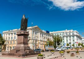Lais Puzzle - Statue des Heiligen Dimitrij von Rostow auf dem Kathedralenplatz in Rostow-am-Don, Russland - 1.000 Teile