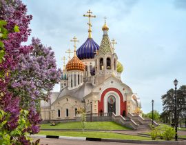 Lais Puzzle - Nowo-Peredelkino-Kirche mit Flieder, Moskau, Russland - 40, 100, 200, 500, 1.000 & 2.000 Teile