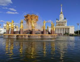 Lais Puzzle - Die Ausstellung der Errungenschaften der Volkswirtschaft (VDNH-Park) ist ein beliebtes touristisches Wahrzeichen in Moskau, Russland. Schöner goldener Brunnen "Freundschaft der Völker" - 40, 100, 200, 500, 1.000 & 2.000 Teile