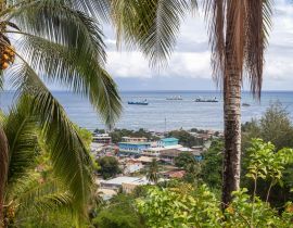 Lais Puzzle - Blick auf Schiffe im Iron Bottom Sound, über Chinatown und Kukum Highway in Honiara, Salomonen - 40, 100, 200, 500, 1.000 & 2.000 Teile