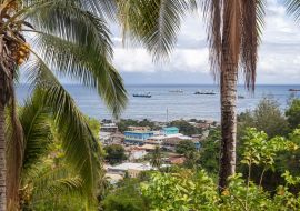 Lais Puzzle - Blick auf Schiffe im Iron Bottom Sound, über Chinatown und Kukum Highway in Honiara, Salomonen - 1.000 Teile
