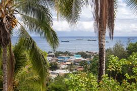 Lais Puzzle - Blick auf Schiffe im Iron Bottom Sound, über Chinatown und Kukum Highway in Honiara, Salomonen - 2.000 Teile