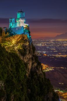 Lais Puzzle - Beeindruckender Blick auf den Sonnenuntergang am Monte Titano und den Guaita-Turm in der Republik San Marino - 2.000 Teile
