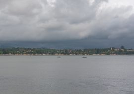 Lais Puzzle - Sao Tome und Principe, Panorama der Hauptstadt Sao Tome in der Bucht, mit Schiffswrack - 1.000 Teile