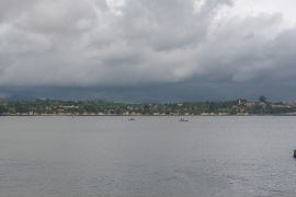 Lais Puzzle - Sao Tome und Principe, Panorama der Hauptstadt Sao Tome in der Bucht, mit Schiffswrack - 2.000 Teile