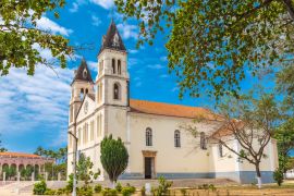 Lais Puzzle - Sao Tome, die schöne weiße Kathedrale im Zentrum, Sao Tome und Principe - 2.000 Teile