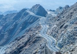 Lais Puzzle - Al Hada Mountain in Taif City, Saudi-Arabien, mit schöner Aussicht auf die Berge und die Al Hada Straße zwischen den Bergen - 1.000 Teile