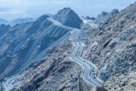 Lais Puzzle - Al Hada Mountain in Taif City, Saudi-Arabien, mit schöner Aussicht auf die Berge und die Al Hada Straße zwischen den Bergen - 2.000 Teile