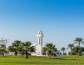 Lais Puzzle - Eine gemeinsame kleine Moschee, die Al-Essa- und die Al-Dowayan-Moschee, mit Palme im Corniche-Küstenpark in Dammam, Königreich Saudi-Arabien - 40, 100, 200, 500, 1.000 & 2.000 Teile