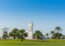 Lais Puzzle - Eine gemeinsame kleine Moschee, die Al-Essa- und die Al-Dowayan-Moschee, mit Palme im Corniche-Küstenpark in Dammam, Königreich Saudi-Arabien - 1.000 Teile