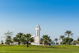 Lais Puzzle - Eine gemeinsame kleine Moschee, die Al-Essa- und die Al-Dowayan-Moschee, mit Palme im Corniche-Küstenpark in Dammam, Königreich Saudi-Arabien - 2.000 Teile