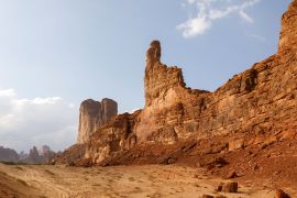 Lais Puzzle - Typische Landschaft mit erodierten Bergen in der Wüstenoase von Al Ula in Saudi-Arabien - 2.000 Teile