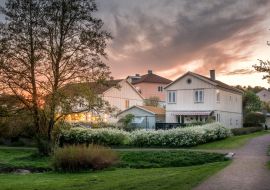 Lais Puzzle - Sonnenuntergang beleuchtet die Häuser in Molndal, Vorort von Göteborg, Schweden - 1.000 Teile