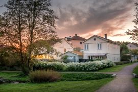 Lais Puzzle - Sonnenuntergang beleuchtet die Häuser in Molndal, Vorort von Göteborg, Schweden - 2.000 Teile