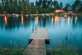 Lais Puzzle - Schweden. Schöne hölzerne Pier in der Nähe von See im Sommer Abend Nacht. See oder Fluss Landschaft - 2.000 Teile