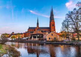 Lais Puzzle - Blick auf die Kathedrale von Uppsala bei Sonnenuntergang mit Spiegelung im Fluss Fyris in Schweden - 1.000 Teile