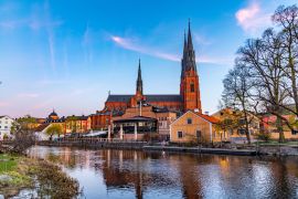 Lais Puzzle - Blick auf die Kathedrale von Uppsala bei Sonnenuntergang mit Spiegelung im Fluss Fyris in Schweden - 2.000 Teile
