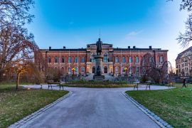 Lais Puzzle - Sonnenuntergangsansicht der Statue von Erik Gustaf Geijer vor der Universität von Uppsala in Schweden - 2.000 Teile