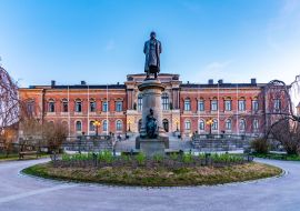 Lais Puzzle - Sonnenuntergangsansicht der Statue von Erik Gustaf Geijer vor der Universität von Uppsala in Schweden - 1.000 Teile