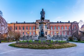 Lais Puzzle - Sonnenuntergangsansicht der Statue von Erik Gustaf Geijer vor der Universität von Uppsala in Schweden - 2.000 Teile