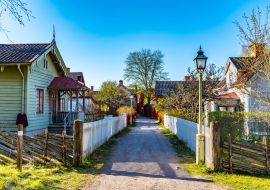 Lais Puzzle - Blick auf traditionelle Holzhäuser in der Altstadt von Gamla Linkoping, Schweden - 1.000 Teile