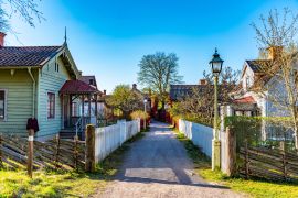 Lais Puzzle - Blick auf traditionelle Holzhäuser in der Altstadt von Gamla Linkoping, Schweden - 2.000 Teile