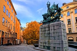 Lais Puzzle - Die Statue des Heiligen Georg und des Drachen und die farbenfrohe Straße im Herbst in Gamla Stan, der Altstadt von Stockholm, Schweden - 2.000 Teile