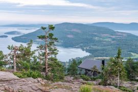 Lais Puzzle - Öffentliches Touristenrasthaus vor Blick auf skandinavische Berge mit Kiefernwald, das Dorf und zwei Meeresbuchten, Sommertag mit schweren dramatischen Wolken, Nordschweden - 2.000 Teile