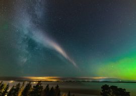 Lais Puzzle - Schwaches Nordlicht am Horizont und atmosphärisches Phänomen 'STEVE' beim Durchqueren der Milchstraße. Steve erscheint als violettes und grünes Lichtband am Himmel in 450 km Höhe. Nordschweden Skandinavien - 1.000 Teile