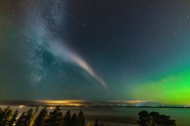 Lais Puzzle - Schwaches Nordlicht am Horizont und atmosphärisches Phänomen 'STEVE' beim Durchqueren der Milchstraße. Steve erscheint als violettes und grünes Lichtband am Himmel in 450 km Höhe. Nordschweden Skandinavien - 2.000 Teile