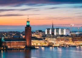 Lais Puzzle - Stockholm, Schweden. Blick auf die Skyline des berühmten Stockholmer Rathausturms und der St. Clara oder St. Klara Kirche - 1.000 Teile