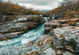 Lais Puzzle - rauer Fluss in der Schlucht des Abisko-Nationalparks im polaren Schweden im goldenen Herbst vor der Kulisse der Berge - 1.000 Teile