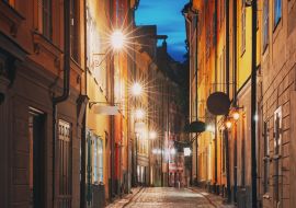 Lais Puzzle - Stockholm, Schweden. Nachtansicht der traditionellen Stockholmer Straße. Wohngebiet, gemütliche Straße im Stadtzentrum. Baggensgatan Straße im historischen Viertel Gamla Stan - 1.000 Teile