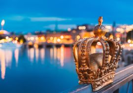 Lais Puzzle - Stockholm, Schweden. Skeppsholmsbron - Skeppsholm Brücke mit seiner berühmten goldenen Krone in der Nacht Lichter. Berühmter beliebter Ort Wahrzeichen Ziel. Skandinavien Reisen - 1.000 Teile