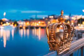 Lais Puzzle - Stockholm, Schweden. Skeppsholmsbron - Skeppsholm Brücke mit seiner berühmten goldenen Krone in der Nacht Lichter. Berühmter beliebter Ort Wahrzeichen Ziel. Skandinavien Reisen - 2.000 Teile
