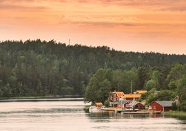Lais Puzzle - Schweden. Viele schöne rote schwedische Holzhäuser Blockhäuser Häuser auf Rocky Island Coast. See oder Fluss Landschaft - 1.000 Teile
