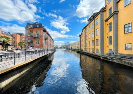 Lais Puzzle - Blick über den Fluss Motala Ström auf die Altstadt von Norrköping, Schweden - 1.000 Teile