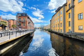 Lais Puzzle - Blick über den Fluss Motala Ström auf die Altstadt von Norrköping, Schweden - 2.000 Teile