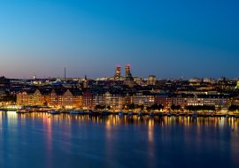 Lais Puzzle - Blick auf ein Gebäude am Wasser bei Nacht - Kungsholmen Insel in Stockholm, Schweden - 1.000 Teile
