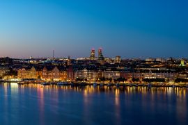 Lais Puzzle - Blick auf ein Gebäude am Wasser bei Nacht - Kungsholmen Insel in Stockholm, Schweden - 2.000 Teile