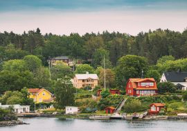 Lais Puzzle - Schweden. Schöne rote und gelbe schwedische Holzblockhäuser Häuser auf felsigen Insel Küste im Sommer Abend - 1.000 Teile