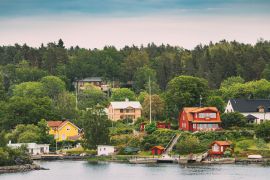 Lais Puzzle - Schweden. Schöne rote und gelbe schwedische Holzblockhäuser Häuser auf felsigen Insel Küste im Sommer Abend - 2.000 Teile