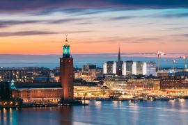 Lais Puzzle - Stockholm, Schweden. Scenic Skyline Blick auf den berühmten Turm von Stockholm City Hall und St. Clara oder Saint Klara Kirche - 2.000 Teile