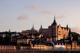 Lais Puzzle - Gestapelte Gebäude auf einem Hügel in Stockholm Schweden während des Sonnenuntergangs im Sommer - 2.000 Teile