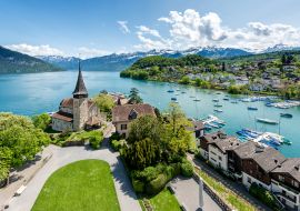 Lais Puzzle - Schloss Spiez mit Kreuzfahrtschiff auf dem Thunersee in Bern, Schweiz - 1.000 Teile