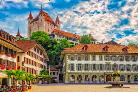 Lais Puzzle - Thuner Schloss, in Thun im Berner Oberland, Schweiz - 2.000 Teile
