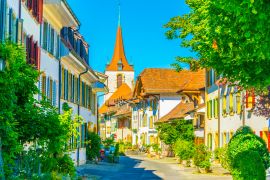 Lais Puzzle - Enge Gasse im historischen Zentrum von Murten, Schweiz - 2.000 Teile