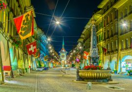 Lais Puzzle - Nachtansicht des Kreuzgassbrunnens an der Kramgasse - der Hauptstraße in Bern, Schweiz - 1.000 Teile