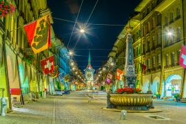 Lais Puzzle - Nachtansicht des Kreuzgassbrunnens an der Kramgasse - der Hauptstraße in Bern, Schweiz - 2.000 Teile