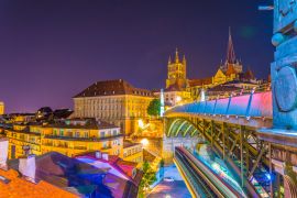 Lais Puzzle - Nachtansicht der gotischen Kathedrale von Lausanne hinter der Charles-Bessieres-Brücke, Schweiz - 2.000 Teile